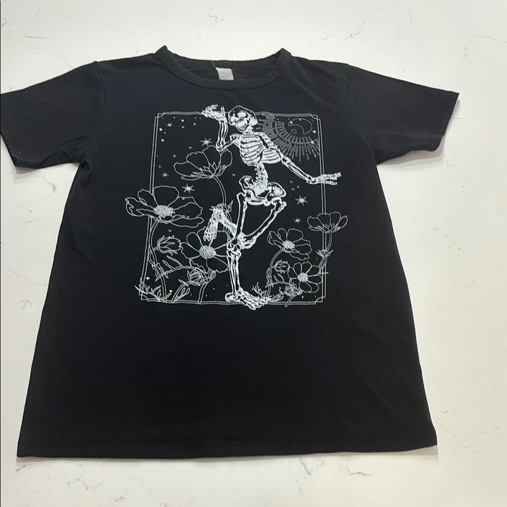 Black Graphic Girls T-Shirt – Skeleton with Flowers (Halloween) – Size Medium